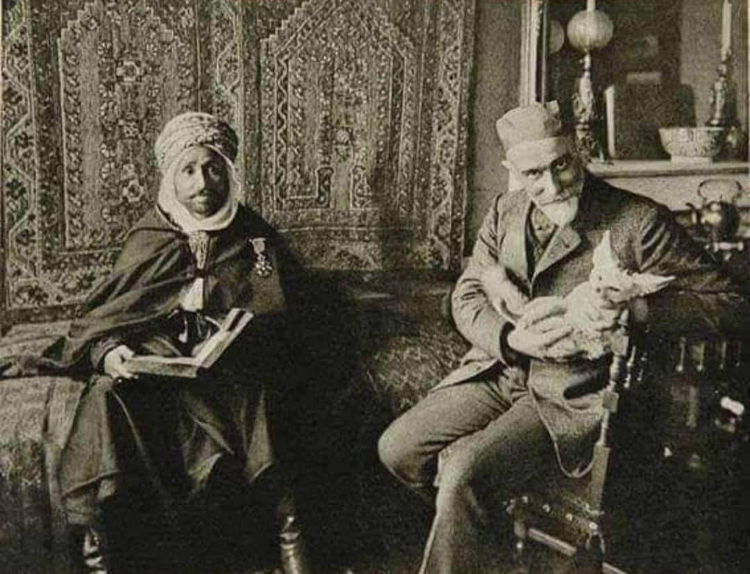 Художник Насреддин Динет держит своего ручного фенека. Рядом с ним его друг Слиман бин Ибрахим. Оригинальное фото.