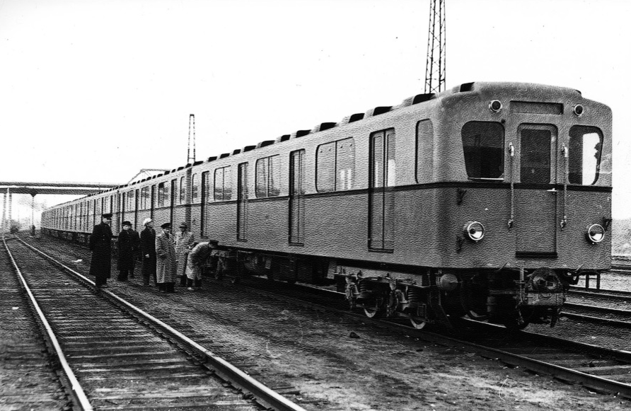 7 октября 1960 первые 12 вагонов для киевского метро прибыли в Киев из подмосковных Мытищ.