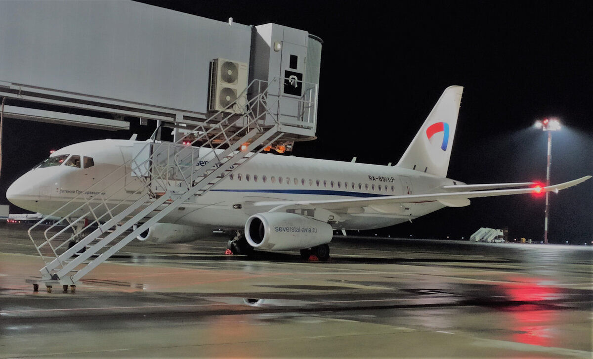 Самолет SSJ-100 