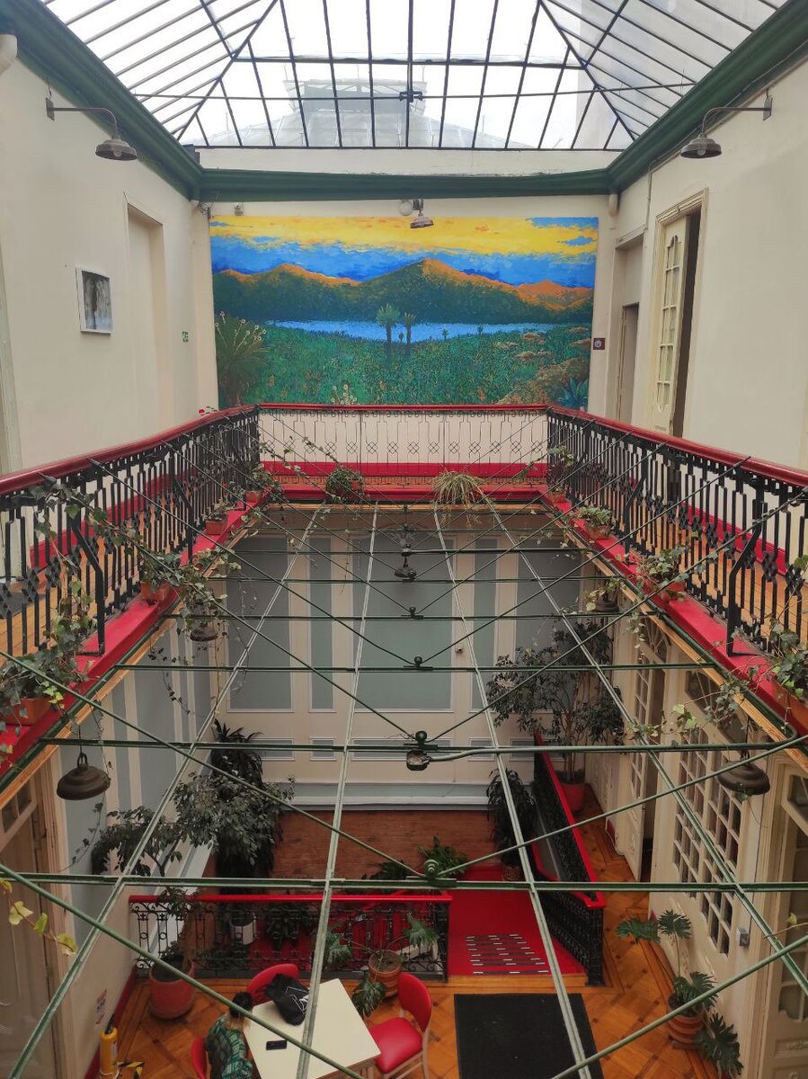 Хостел в Боготе (столица Колумбии), где я работала барменом.