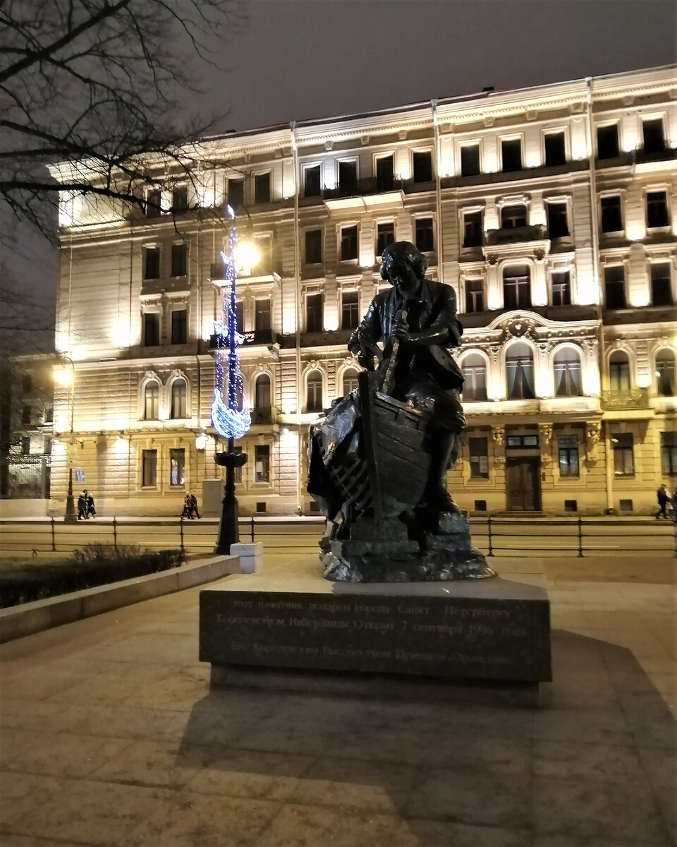 Царь-плотник — памятник Петру I, установленный на Адмиралтейской набережной в 1996 году. Скульптор Бернштам Л.А. 