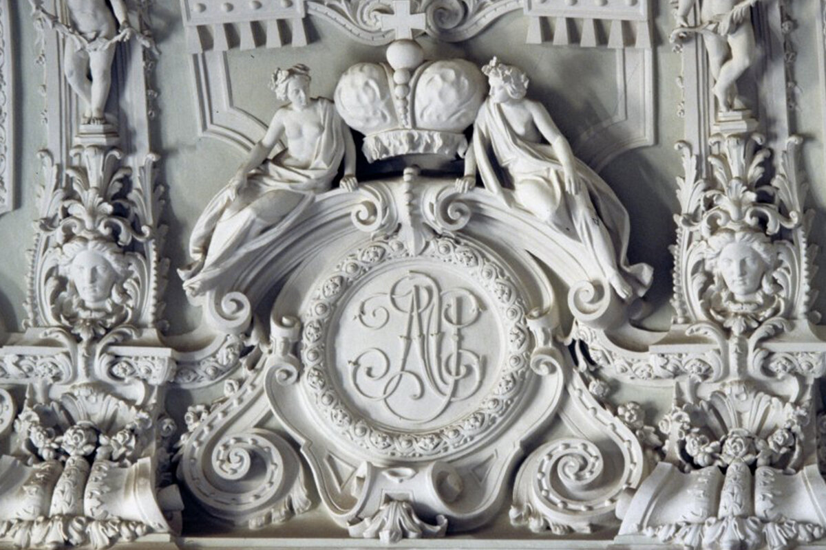 Монограмма над парадной лестницей во дворце князя Николая Юсупова-младшего