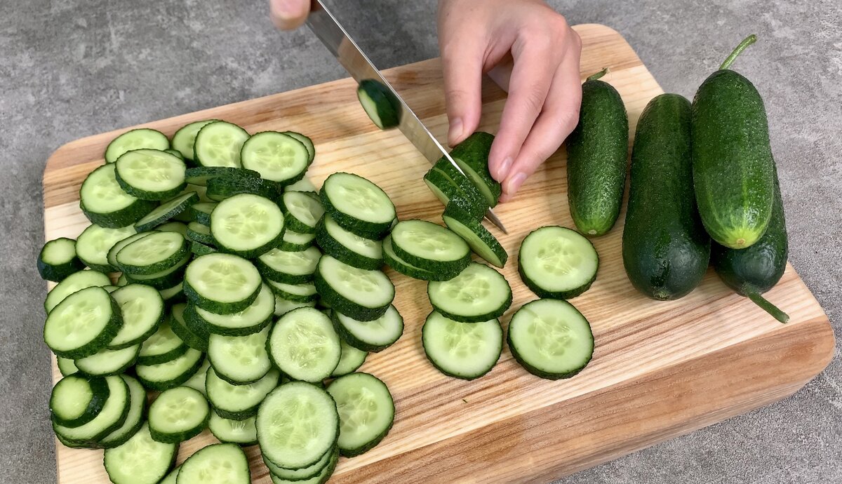 Огурцы на зиму в острой заливке: простая, но невероятно вкусная заготовочка (хранится дома без холодильника)