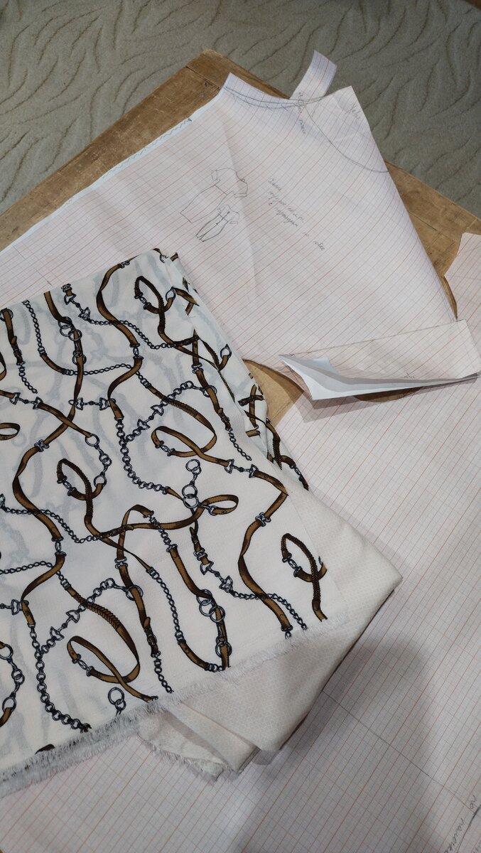 Ткань на платье в цепях, подкладочная ткань и выкройку составила по размерам