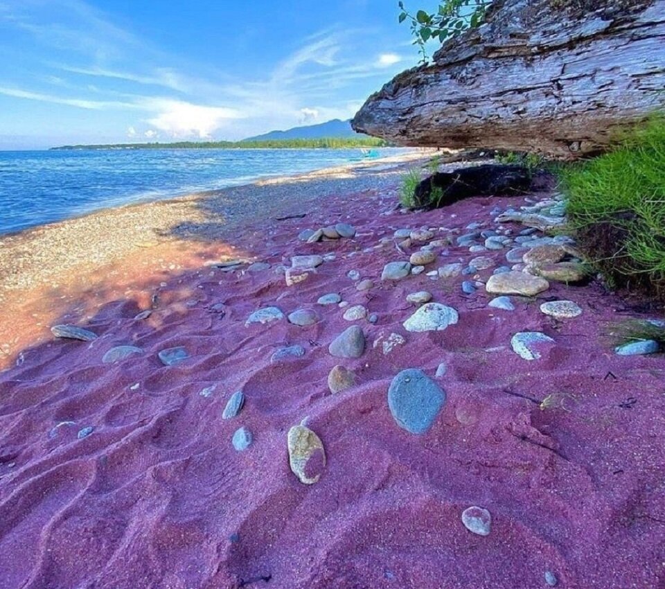 пляж с красным песком