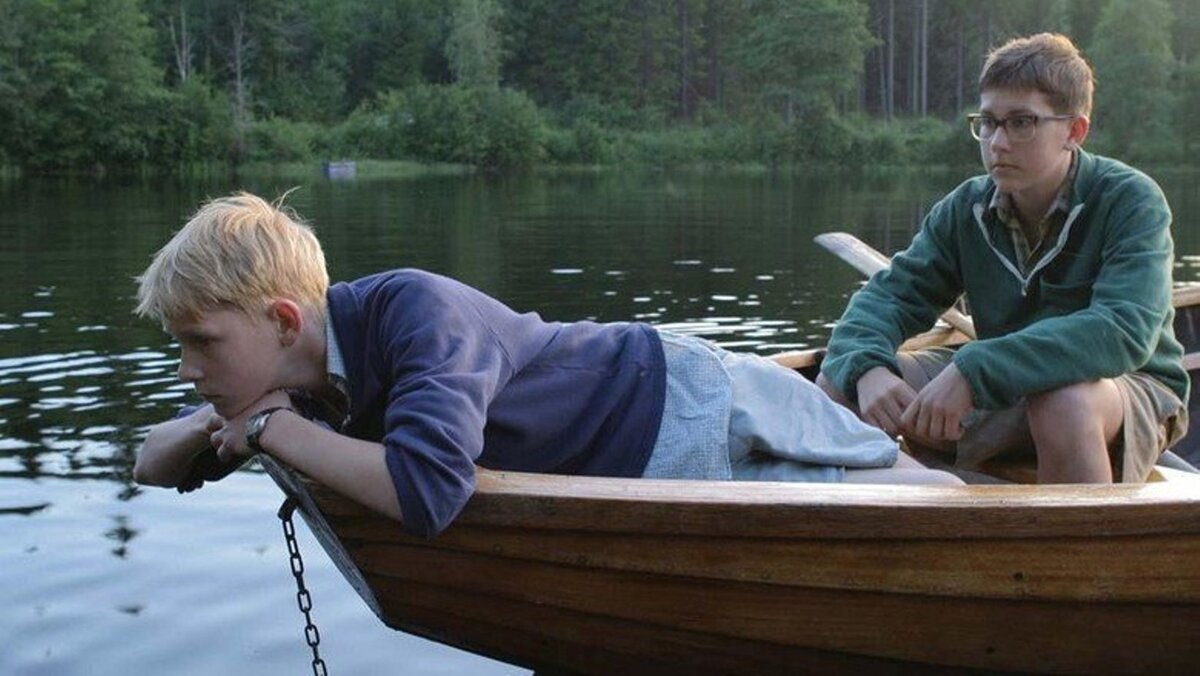 Эрик и Эдмунд проводят каникулы на Генисаретском озере. Кадр из фильма.