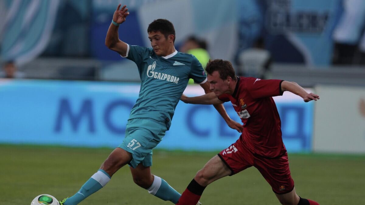    Игрок "Зенита" Джамалдин Ходжаниязов (слева)© РИА Новости / Игорь Руссак