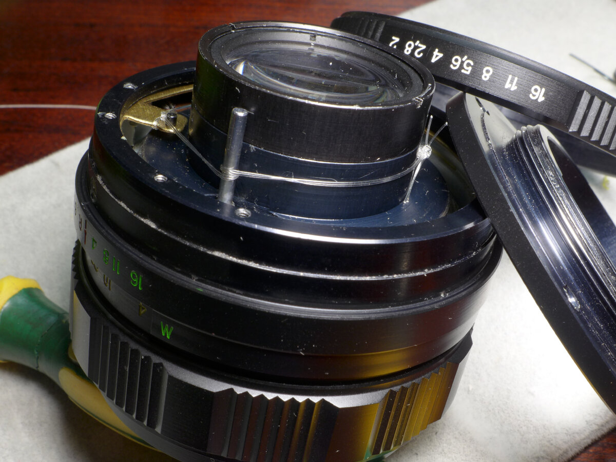 Helios 44M-4. Выкинул весь механизм, приводящий в движение диафрагму, заменив его... куском лески.