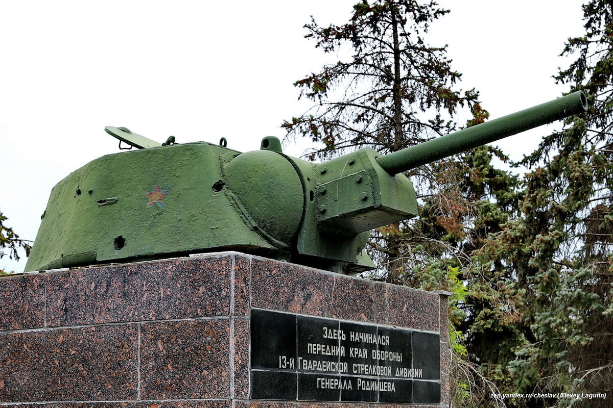 В правом борту башни видны 4 пробоины (2 большие и 2 маленькие) и одна "выщерблина", похоже обошедшаяся без пробития (слева вверху)