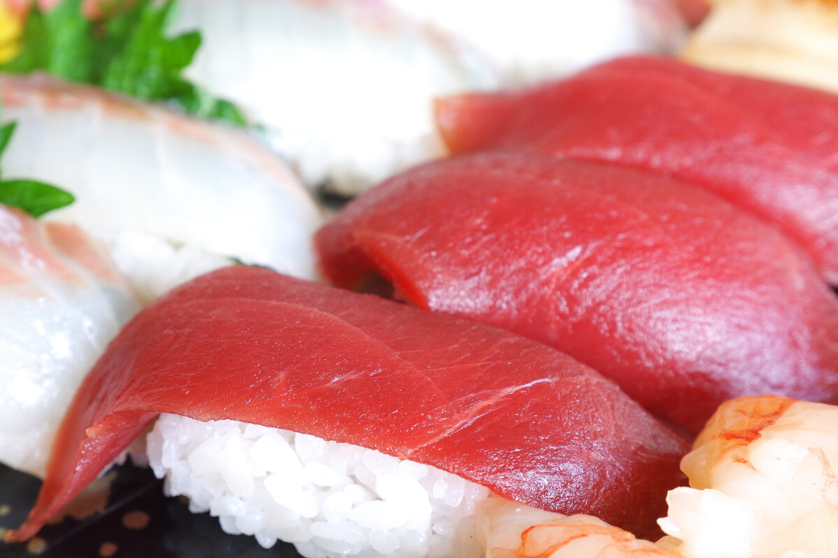 Суши с тунцом