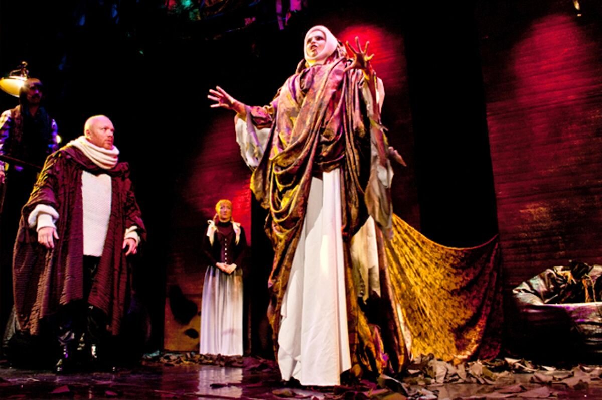    Скульптура девушки на унитазе в новом театре шокировала челнинцев