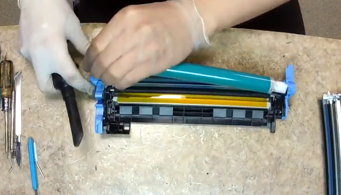 Фото 19. Вытаскиваем оставшуюся отпиленную часть фотобарабана