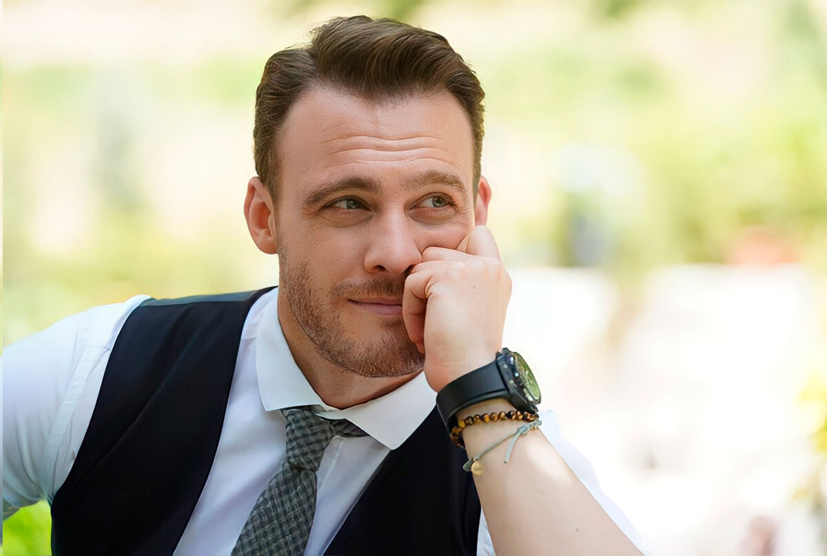 Керем Бурсин в сериале «Постучись в мою дверь»