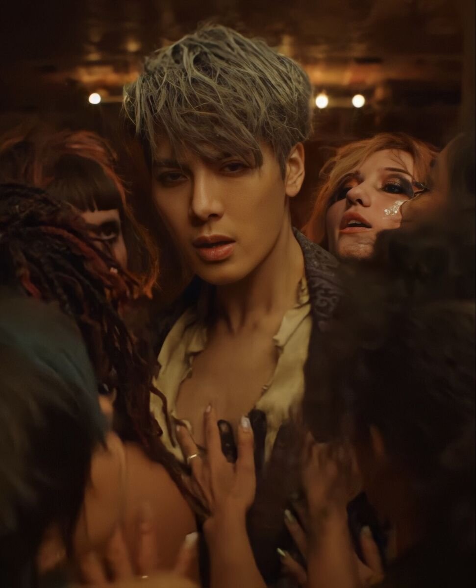 Джексон Ван в клипе на песню "Blow"