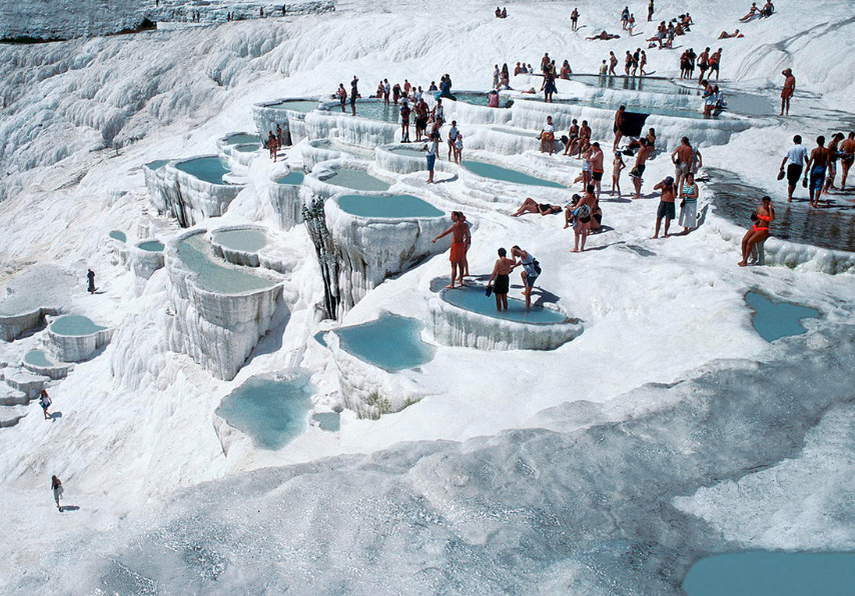 Фото из интернета. Можно подумать, что это "моржи" закаляются где-то во льдах. Но это знаменитые травертины - образования кальцесодержащих пород.