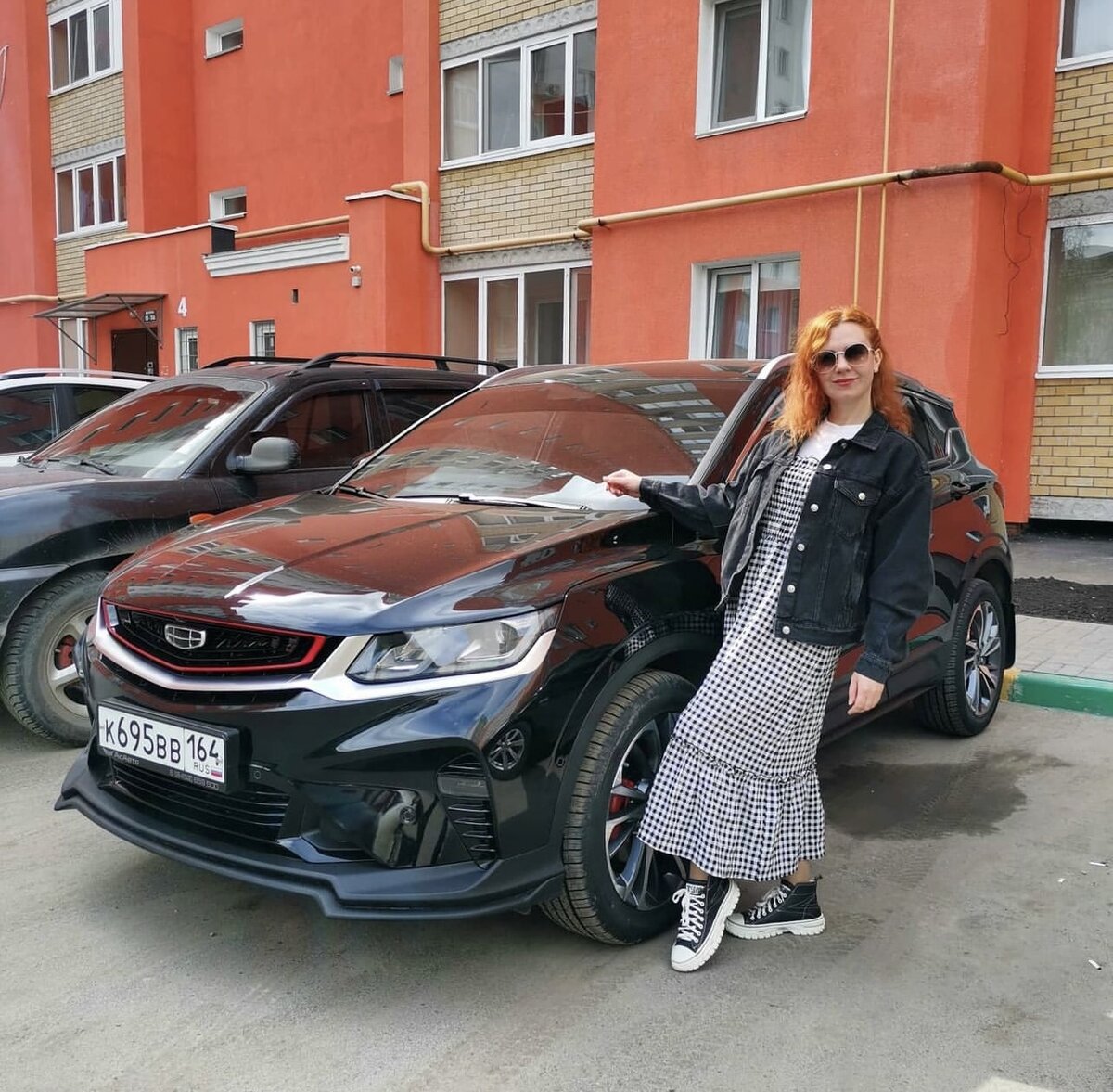 Валентина присматривается к черному цвету