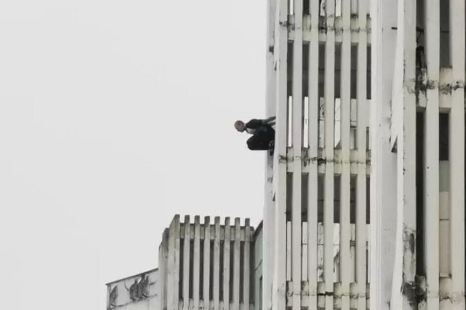     Житель Солигорска упал с 7 этажа. Фото: стоп-кадр | видео соцсети