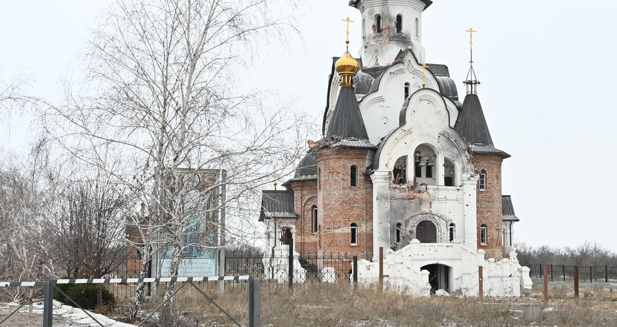 Поврежденный в результате обстрелов Свято-Преображенский храм в Соледаре // Sputnik / Виктор Антонюк