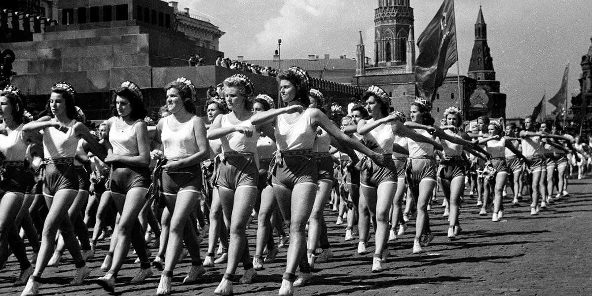 На этом фото сталинский тоталитаризм. В СССР все ходили строем, как известно каждому антисоветчику