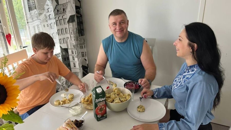     Родной брат Владимира Любарского оказался на страницах финского издания, уплетающим украинское национальное блюдо.