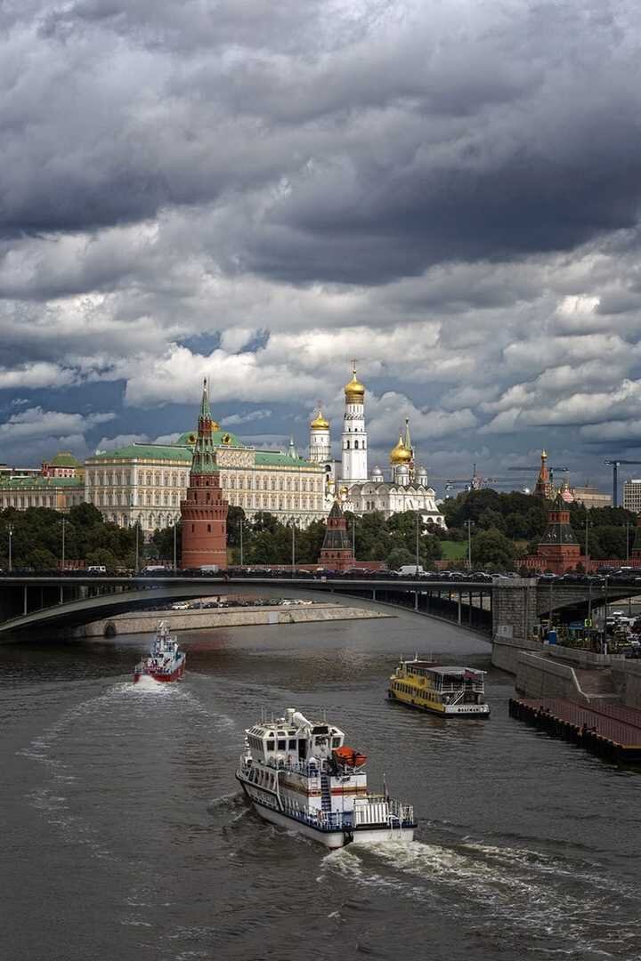 Москва река читать краткое. Реки Москвы. Москва река Яуза Кремль. Вид на Кремль с Москва реки. Moscow Reka река.
