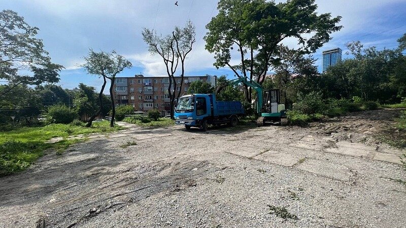     Сквер на Черемуховой, 8 начали ремонтировать во Владивостоке. Завершить работы планируется в 2024 году.
