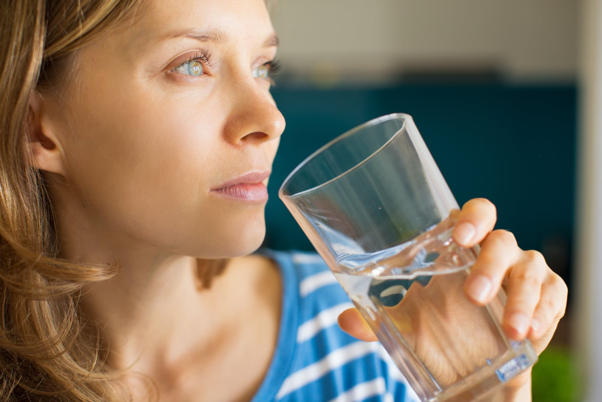 Стакан воды на тощак. Пить воду. Стакан воды. Человек пьет воду из стакана. Питьевая вода.