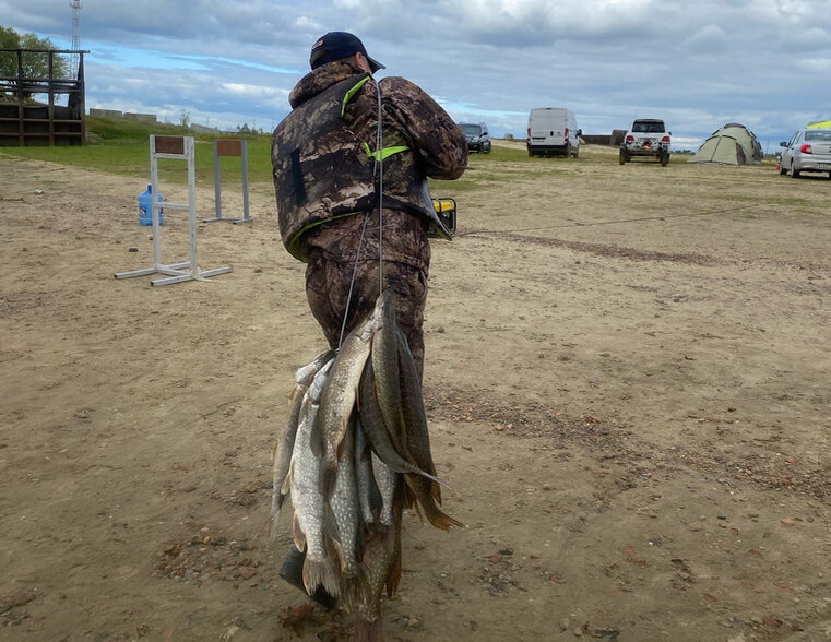    Можельскому удалось поймать десятки щук и язей