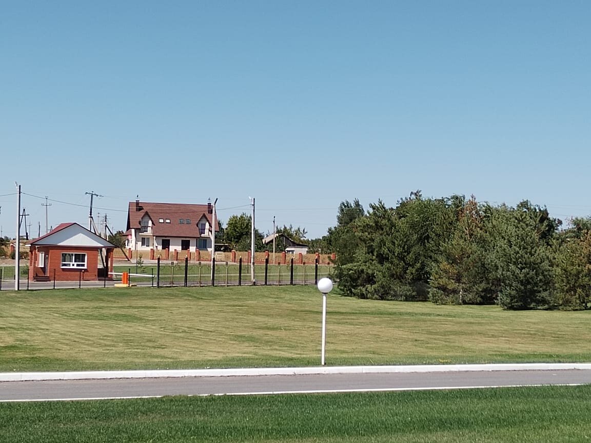 Вон, похоже, будка охранника, что ли... А домик, который в кадре - там СЛУЖЕБНЫЕ КВАРТИРЫ. Для сотрудников. 