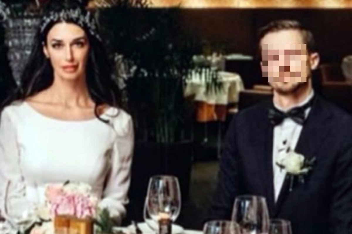    Выкручивал руки и пальцы.