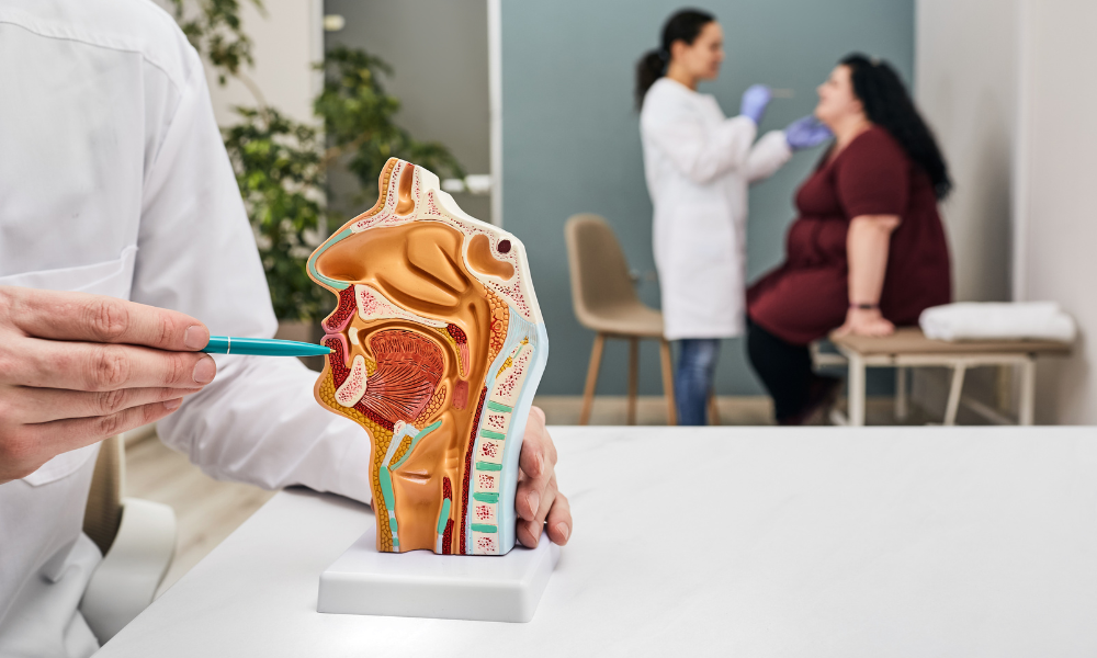 Постоянная боль в горле может говорить о хроническом тонзиллите — длительном инфекционном процессе, при котором лечение приносит лишь временный результат.