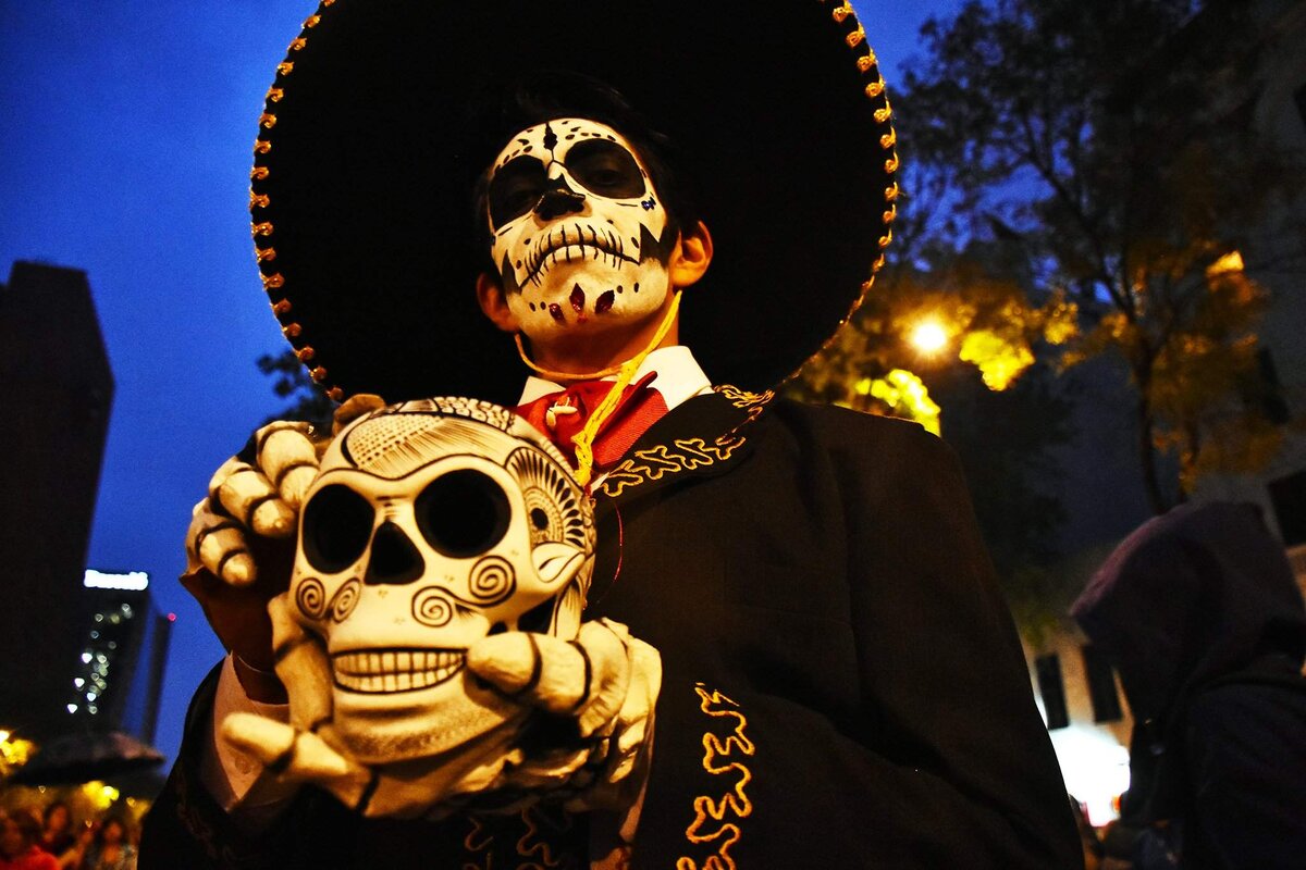 Актуальность дня мертвых. Санта Муэрте Мексика карнавал. Праздник мертвых в Мексике. Dia de los muertos Мексика. Диа де Лос Муэртос праздник.