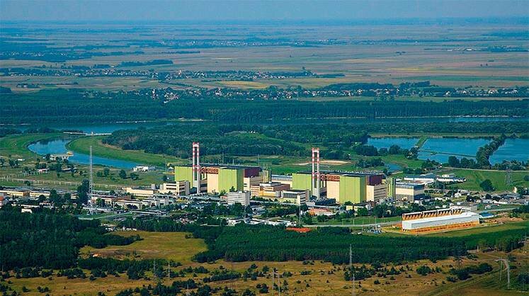     Первая очередь АЭС «Пакш» в Венгрии с четырьмя реакторами советского дизайна ВВЭР-440 заработала на полную мощность в 1987 году