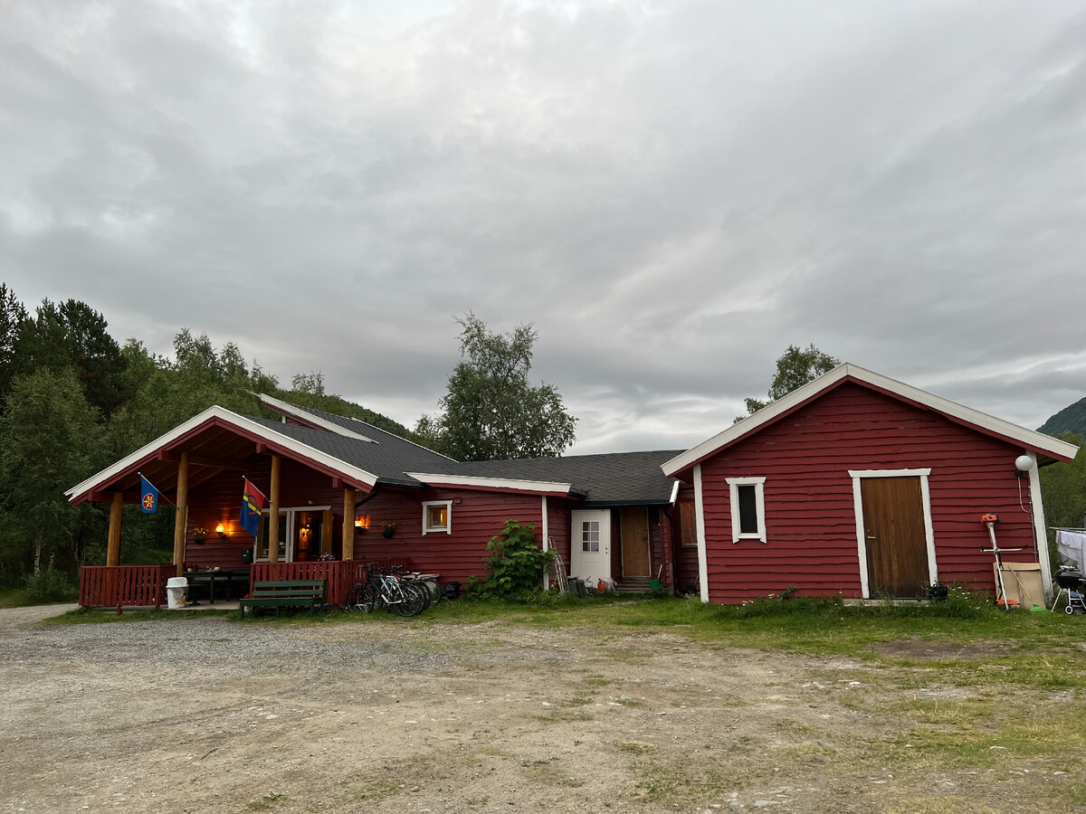Кемпинг Brennfjell Camping. Администрация и бар. Фото автора