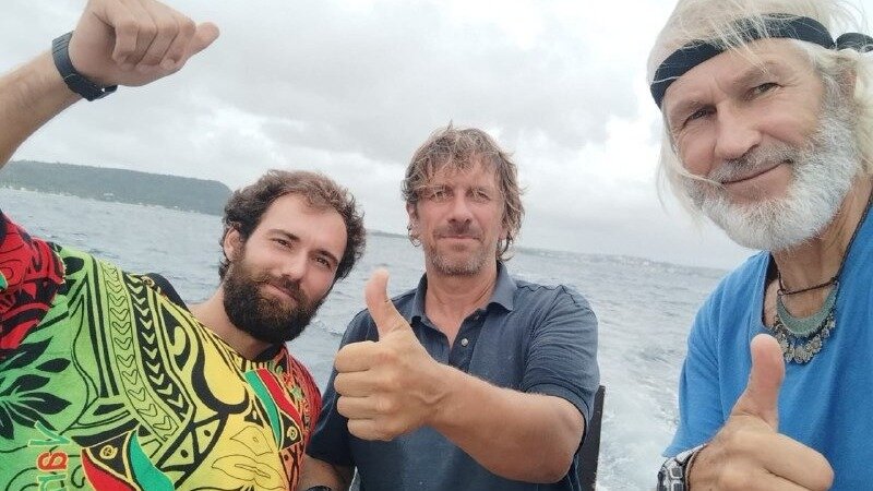     Сибиряки Евгений Ковалевский и Станислав Березкин решили обогнуть земной шар на надувном катамаране. Во время экспедиции в Тихом океане на них напали акулы. Морякам пришлось почти сутки отбиваться от морских хищников и подавать сигнал SOS.