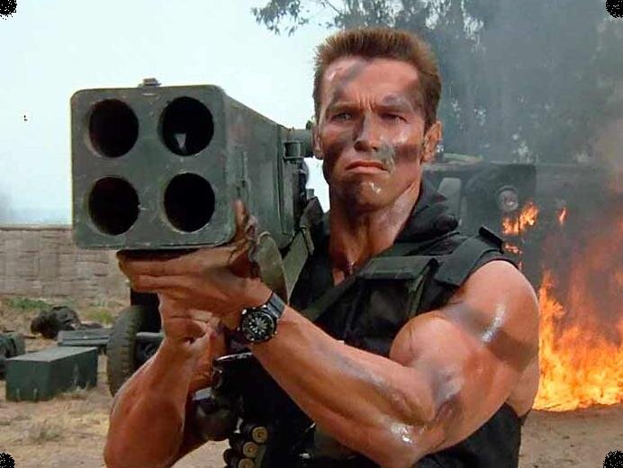 Кадр из Культового фильма "Коммандо". Джон Метрикс и М202.