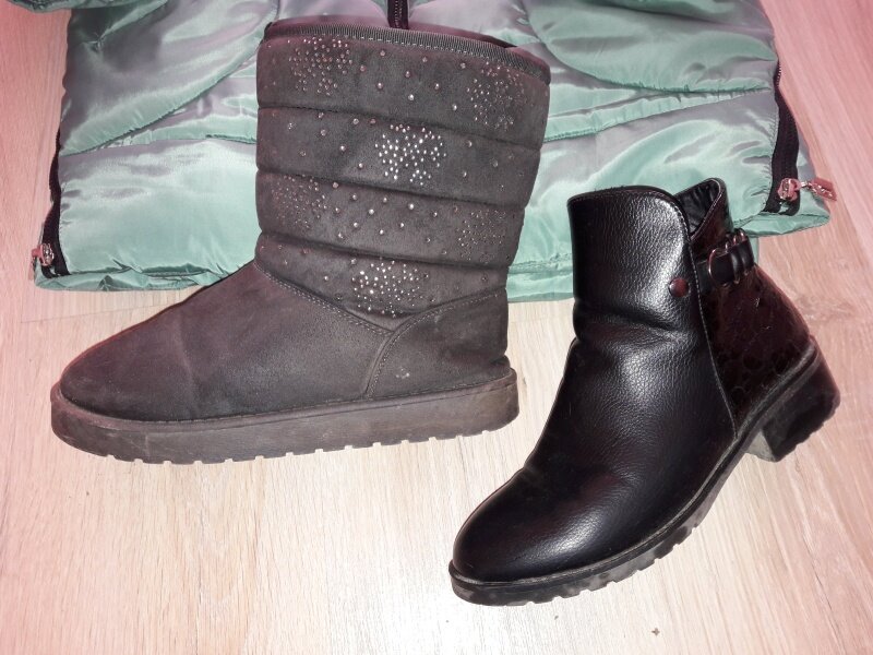 Куртка за 1900, угги за 900 и полусапожки за 950. Все куплено осенью 2016 года. Дешево и сердито, что называется. Одежда на каждый день.