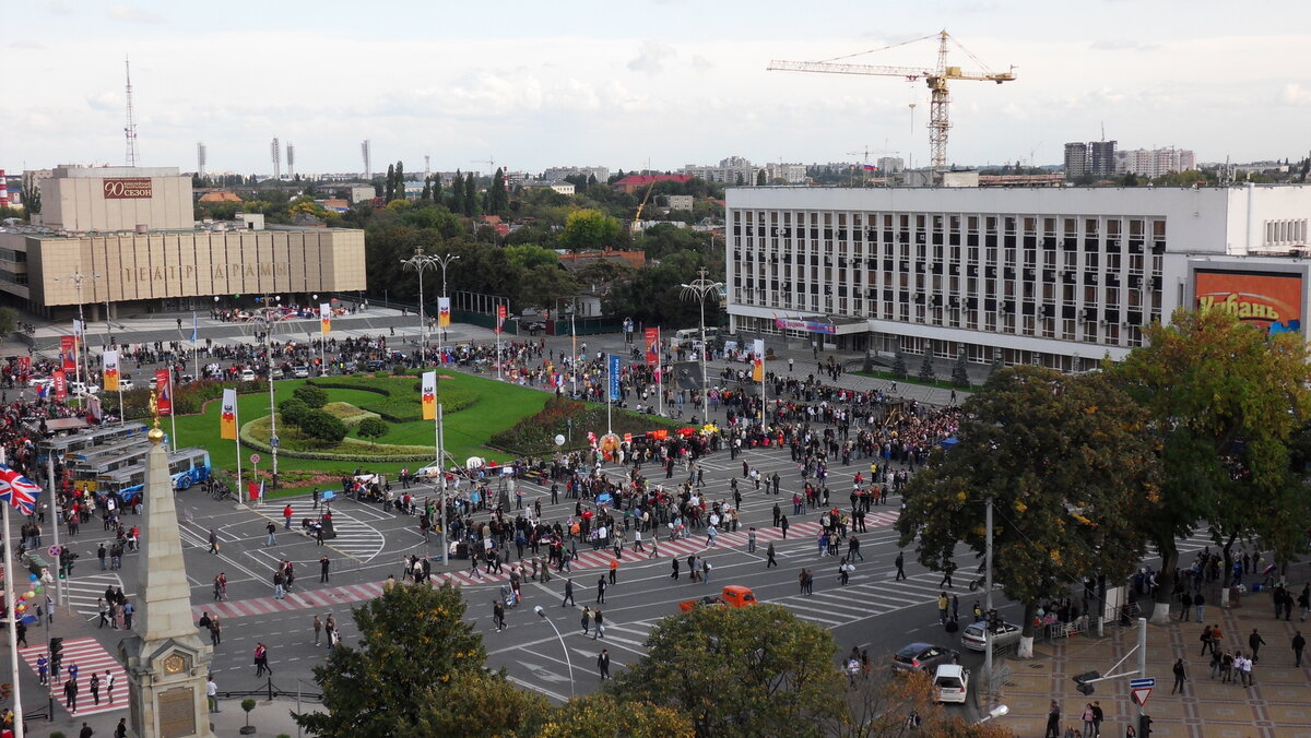 Краснодар площадь. Театральная площадь Краснодар. Город Краснодар Театральная площадь. Площадь революции Краснодар. Краснодар театр драмы площадь.