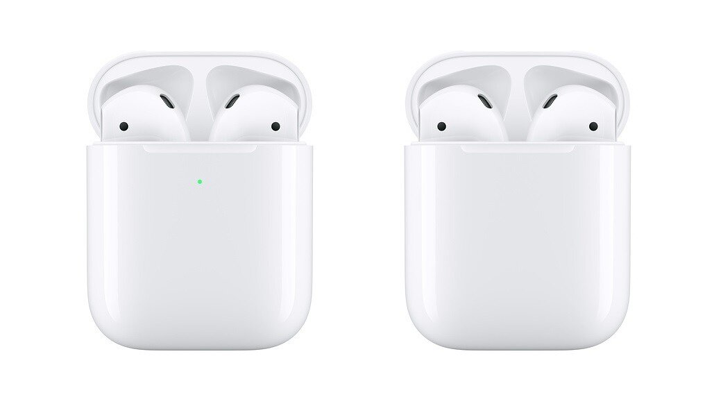 Первое и второе поколение эйрподс в своих кейсах © Apple