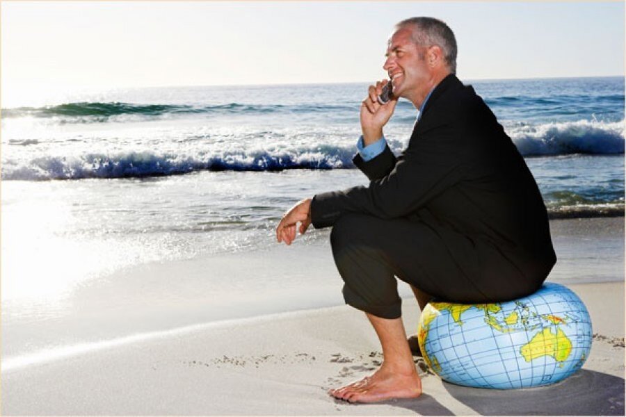 Этот вариант имеет свои плюсы: высокое качество связи и сервиса, понятные условия, простота пополнения счета. До недавнего времени у такого способа звонить в Россию из Болгарии был еще один плюс — экономичность по сравнению с условиями роуминга «домашних», отечественных операторов. 
Однако минувшим летом цены на международную связь от болгарских мобильных компаний почти сравнялись с тарифами их российских коллег. Теперь исходящий вызов в Россию из Болгарии по местным сим-картам обходится примерно от 15 до 29 рублей за минуту разговора. 
С болгарского побережья Черного моря или из другой части страны можно без проблем позвонить на родину.   