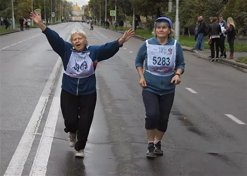 Russian run. Бабушка бежит. Бабушка на пробежке. Бабушка бегает. Бабки бегут.