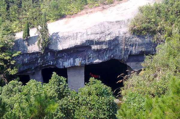 Огромные древние пещеры горы Хуашань ставят ученых в тупик
