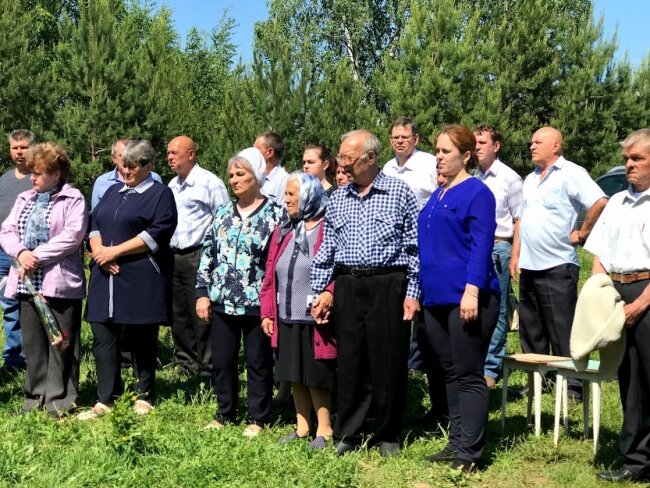  И вот спустя пару недель после того, как останки бойца Кривоногова были эксгумированы и тверской почвы, на городском кладбище Ворсмы состоялось захоронение останков красноармейца. Проститься с солдатом пришли его близкие, знакомые семьи Кривоноговых, сотрудники администрации, военкомата, церкви, а также московские и нижегородские поисковики.
