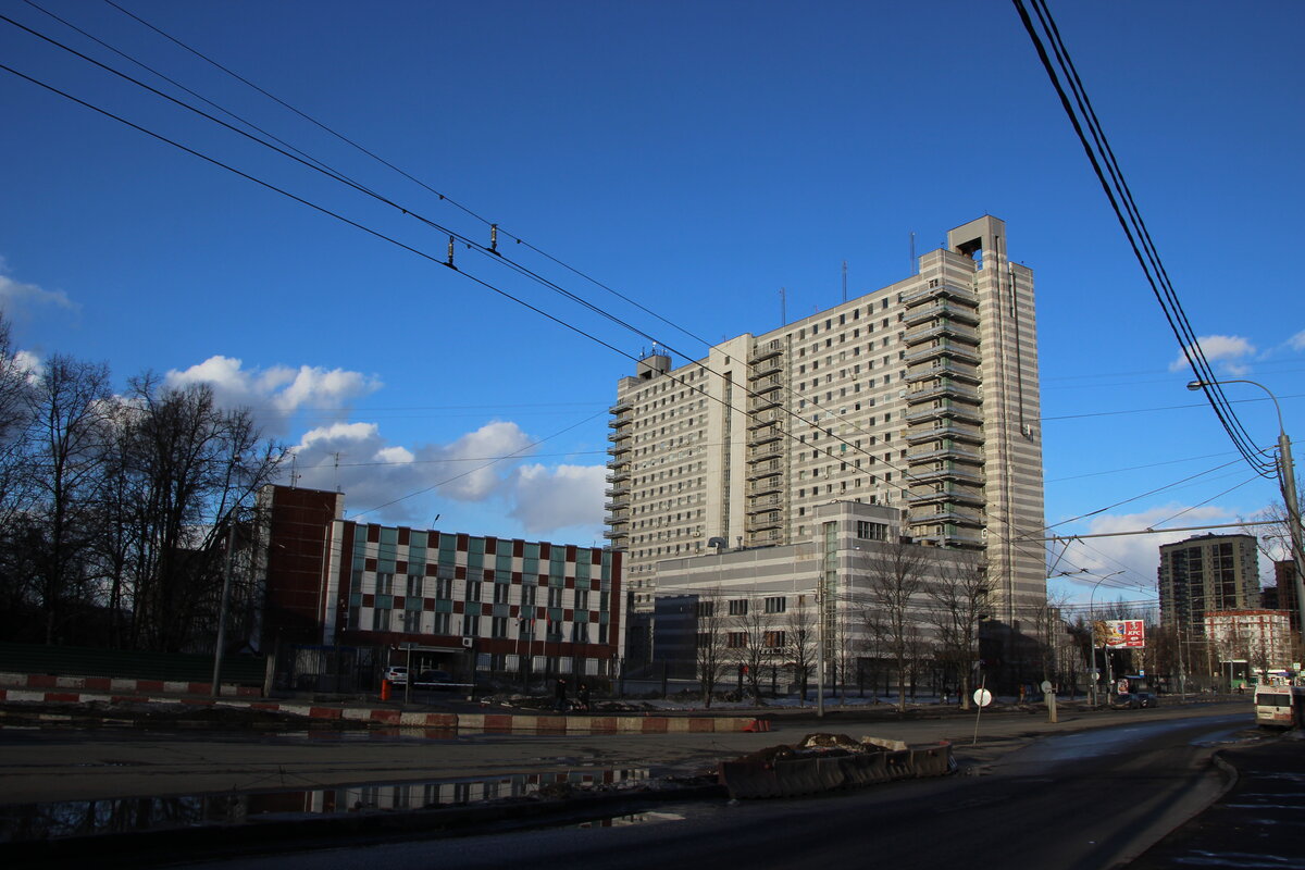 Правильное фото комплекса. Видна композиционная целостность двух корпусов. 