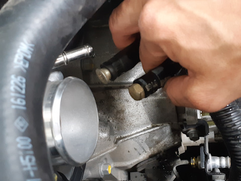 Шланги с антифризом заткнул болтами