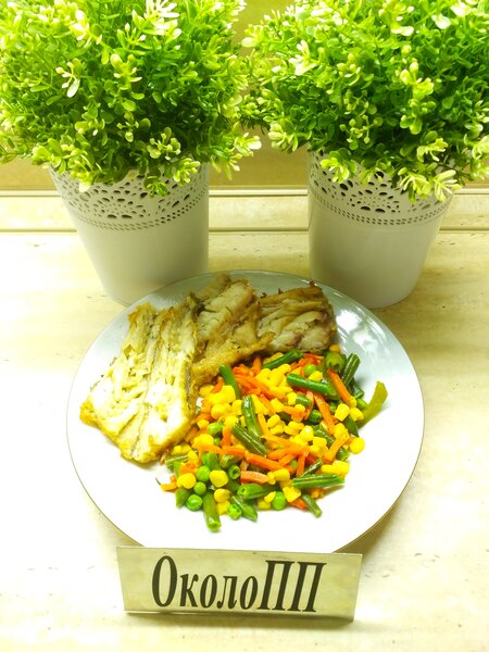 Ужин: жареный минтай с овощной смесью