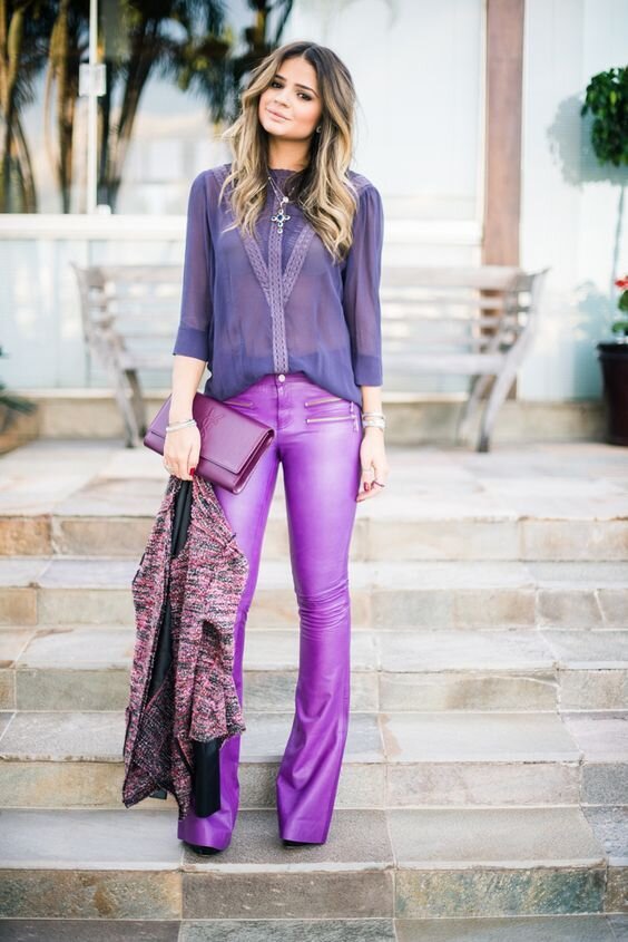 С чем носить яркие фиолетовые брюки?