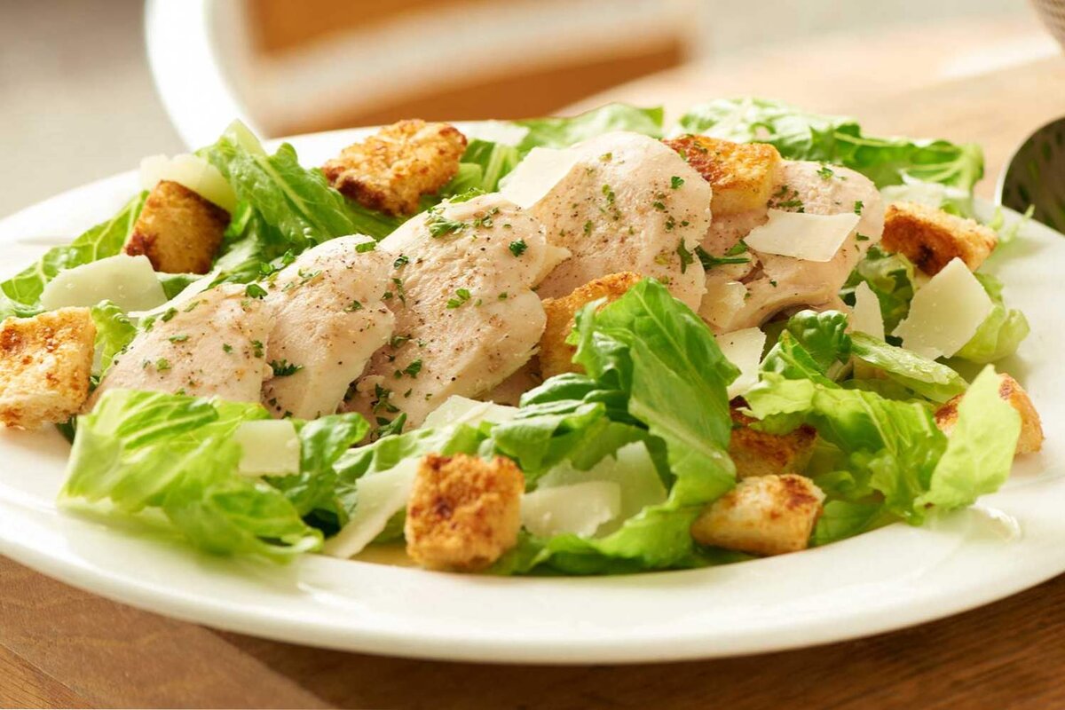 Этот салат, скорее, не советский, а постсоветский. Но поскольку он каким-то образом умудрился в 90-е годы появиться и прижиться во всех кафе нашей необъятной родины, приготовим его и мы.