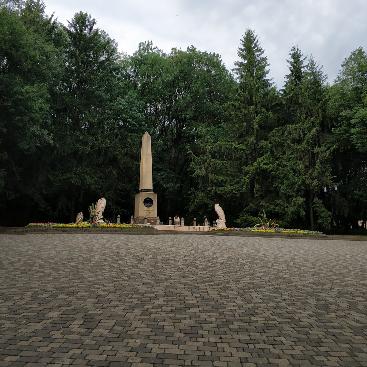 Памятник на "месте дуэли" Лермонтова