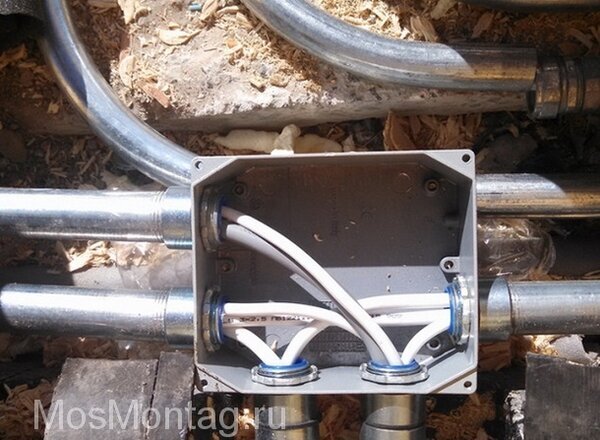 Пример выполнения скрытой электропроводки в сгораемых конструкциях. На фото несгораемая стена, но так же надо делать внутри сгораемых конструкций.